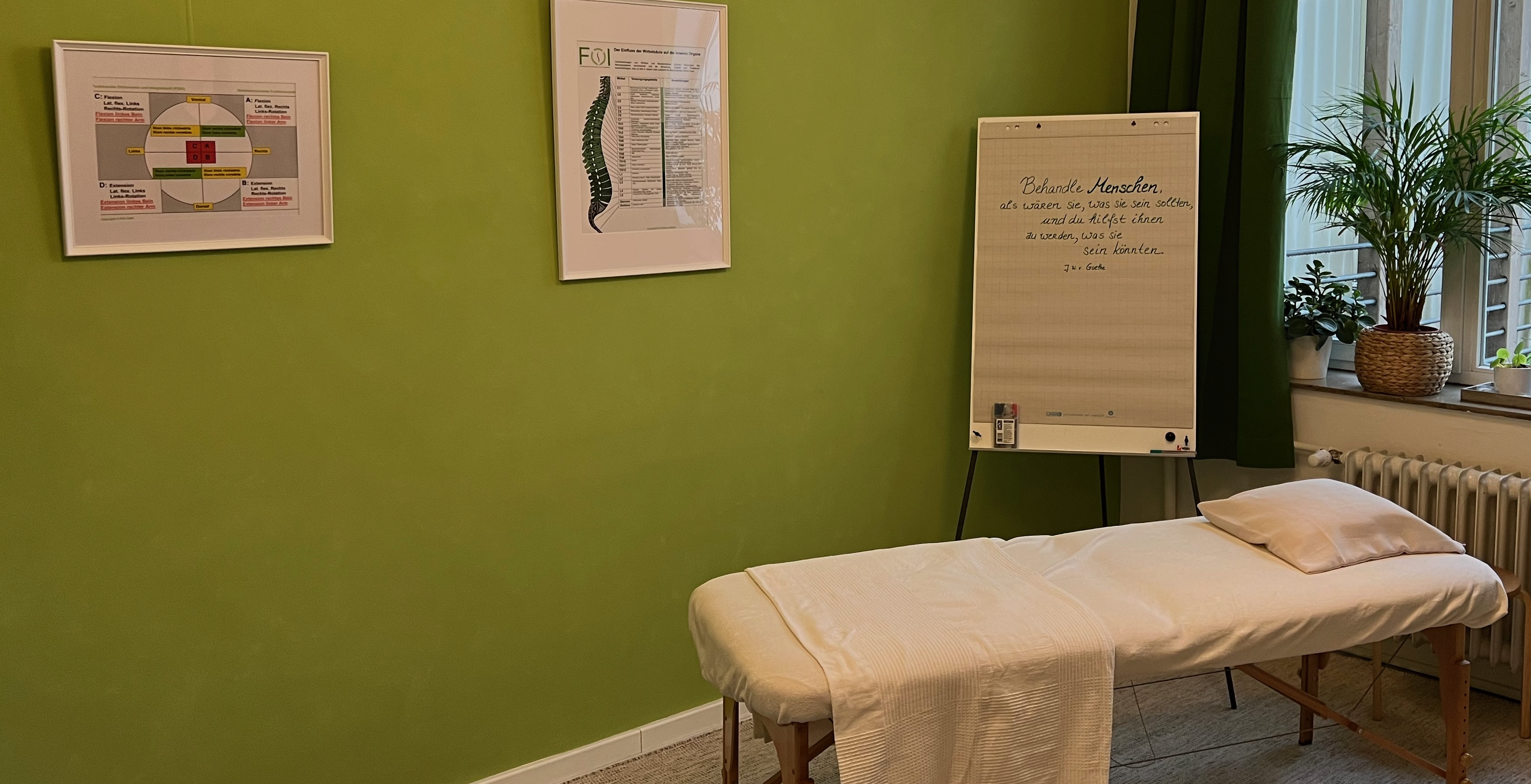 Bild der Praxis mit Liege und Bilder